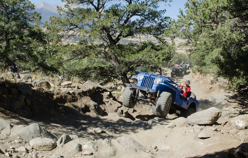 Illustration for article titled There's Nothing Cooler Than Flat-Fender Jeeps Offroading